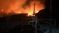 Pasar Cilamaya terbakar mulai dari pukul 03.00 WIB dan belum juga padam hingga pukul 09.00 WIB.
