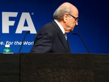  Presiden FIFA, Sepp Blatter setelah menyampaikan pengunduran dirinya di markas FIFA, Zurich, Swiss, Selasa (2/6). Blatter mengundurkan diri sebagai presiden FIFA setelah 17 tahun menjabat. (REUTERS/Ruben Sprich)