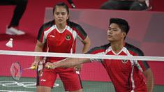 Pasangan ganda campuran Indonesia, Praveen Jordan/Melati Daeva Oktavianti menang susah payah atas pasangan Australia, Simon Leung/Gronya Somerville di fase grup nomor ganda campuran Olimpiade Tokyo 2020, Kamis (24/7/2021). Mereka menang dengan rubber-game. (Foto: AFP/Alexander Nemenov)