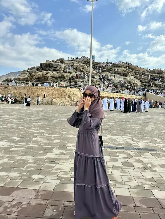 Arafah juga turut mengunggah momen saat berkunjung ke Bukit Arafah yang ada di Mekkah. Unggahan wanita 25 tahun ini pun tak lepas dari perhatian netizen. (Liputan6.com/IG/@arafahrianti)
