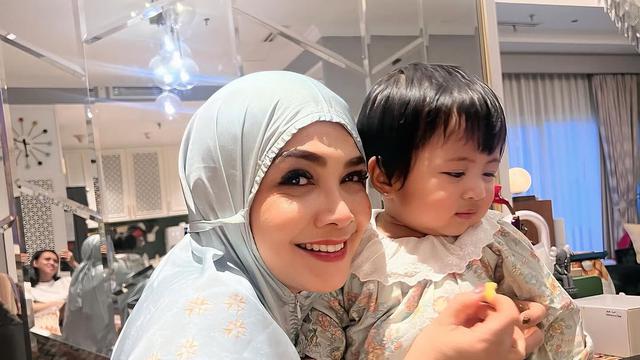 Potret Rieta Amilia Momong Lily (credit: instagram/rieta_amilia)