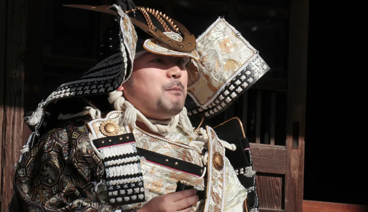 Seorang peserta mengenakan pakaian tradisional Jepang Samurai selama tur situs bersejarah di Kamakura, Jepang (26/11). Dalam tur ini peserta mengenakan kostum layaknya samurai pada zaman dahulu. (AP Photo/Shizuo Kambayashi)