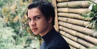 Endy Arfian menjadi idola remaja putri setelah ia bermain sebagai Tony dalam film Pengabdi Setan. Siapa yang menyangka jika ia masih berusia 16 tahun. (Foto: instagram.com/endyarfian22)