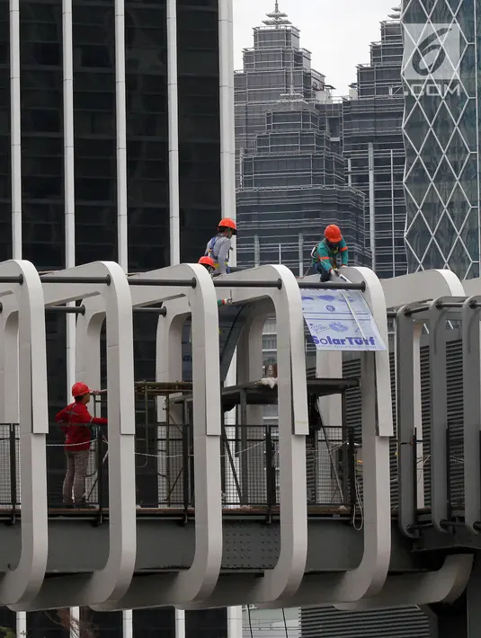Pekerja melakukan pengerjaan revitalisasi Jembatan Penyeberangan Orang (JPO) Ratu Plaza, Jakarta, Jumat (28/12). JPO Ratu Plaza masuk dalam proses revitalisasi dan ditargetkan selesai pada akhir Desember 2018. (Liputan6.com/JohanTallo)
