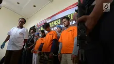 Tersangka dihadirkan saat rilis kasus narkotika jenis sabu di Polres Jakarta Timur, Jumat (21/6/2019). Sebanyak 7,3 kilogram sabu berhasil diamankan serta barang bukti mobil dan motor 5 handpone samsung, 4 unit handphone, 1 buku tabungan BCA  beserta ATM, dan timbangan. (merdeka.com/Imam Buhori)