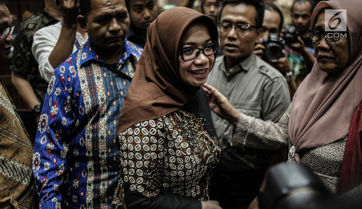 Terdakwa kasus suap proyek pembangunan PLTU Riau-1 Eni Maulani Saragih seusai sidang putusan di Pengadilan Tipikor, Jakarta, Jumat (1/3). Selain pidana penjara, hakim juga mencabut hak politik Eni Saragih selama tiga tahun. (Liputan6.com/Faizal Fanani)