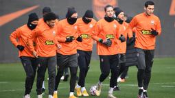 Para pemain Shakhtar Donetsk berlari bersama saat latihan jelang laga Liga Champions di Kiev, Senin (30/11/2020). Shakhtar Donetsk akan berhadapan dengan raksasa Spanyol, Real Madrid. (AFP/Sergei Supinsky)