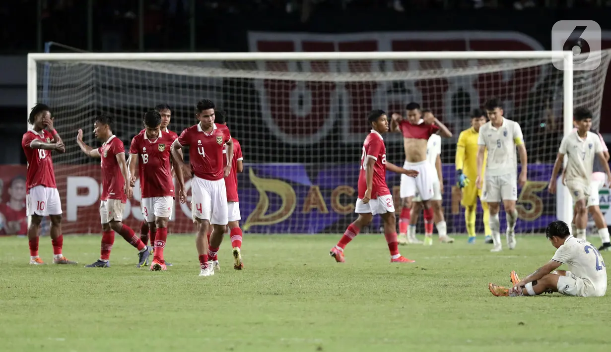 Ekspresi pemain Timnas Indonesia U-19 usai bermain imbang dengan Thailand U-19 pada lanjutan penyisihan grup A Piala AFF U-19 2022 di Stadion Patriot Candrabhaga, Bekasi, Jawa Barat, Rabu (6/7/2022). Beberapa kali Timnas Indonesia U-19 mendapat peluang mencetak gol ke gawang Thailand U-19. (Liputan6.com/Helmi Fithriansyah)