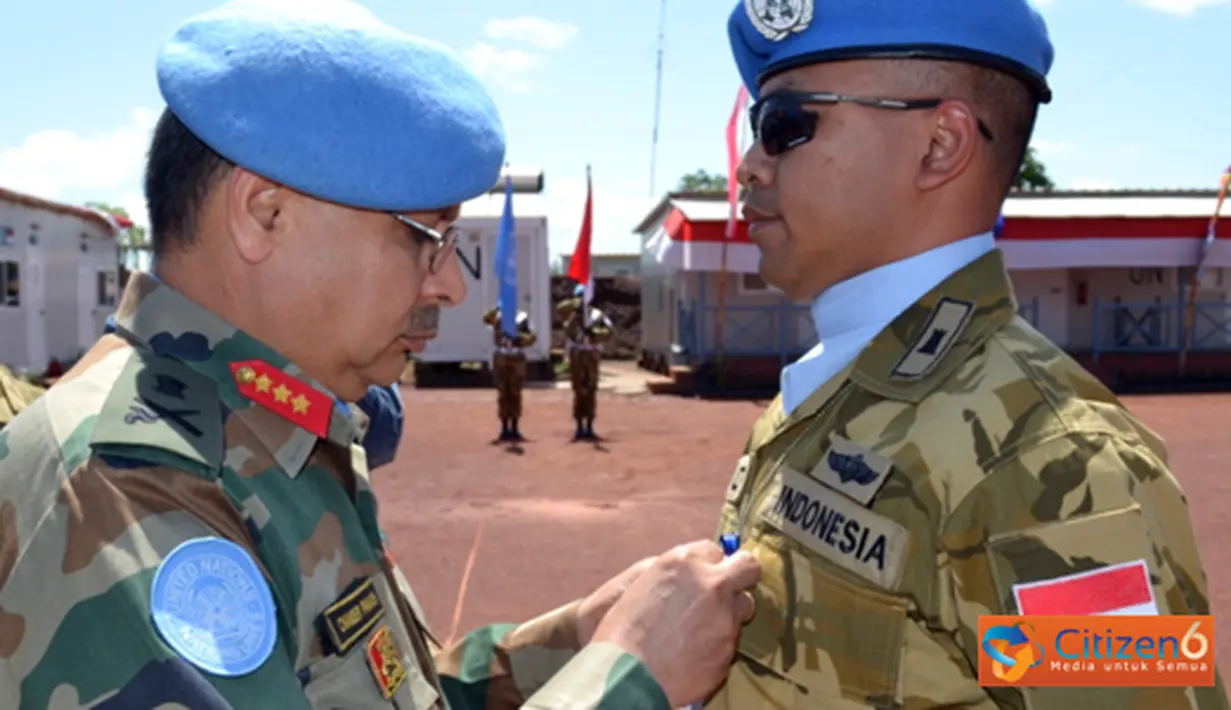 Citizen6, Kongo: Force Commander Monusco Letjen Chender Prakhas menyematkan Medali PBB kepada Satgas Zeni Indonesia. (Pengirim: Badarudin Bakri)