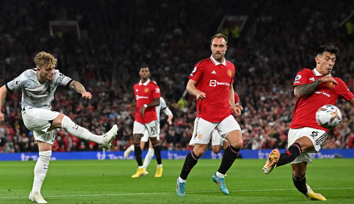 Menurut Squawka, Martinez berhasil menghadang 3 kali tendangan pemain Liverpool. Ia juga kedapatan menyelamatkan gawang MU dari gol bunuh diri yang dilakukan Bruno Fernandes. (AFP/Paul Ellis)