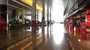 Pemandangan ruang terminal kedatangan Bandara Internasional Noi Bai yang nyaris kosong di tengah ancaman infeksi virus corona di Hanoi, Vietnam, Kamis (27/2/2020). Vietnam sendiri mencatatkan 16 kasus corona yang semuanya diklaim berhasil disembuhkan. (Mladen ANTONOV/AFP)