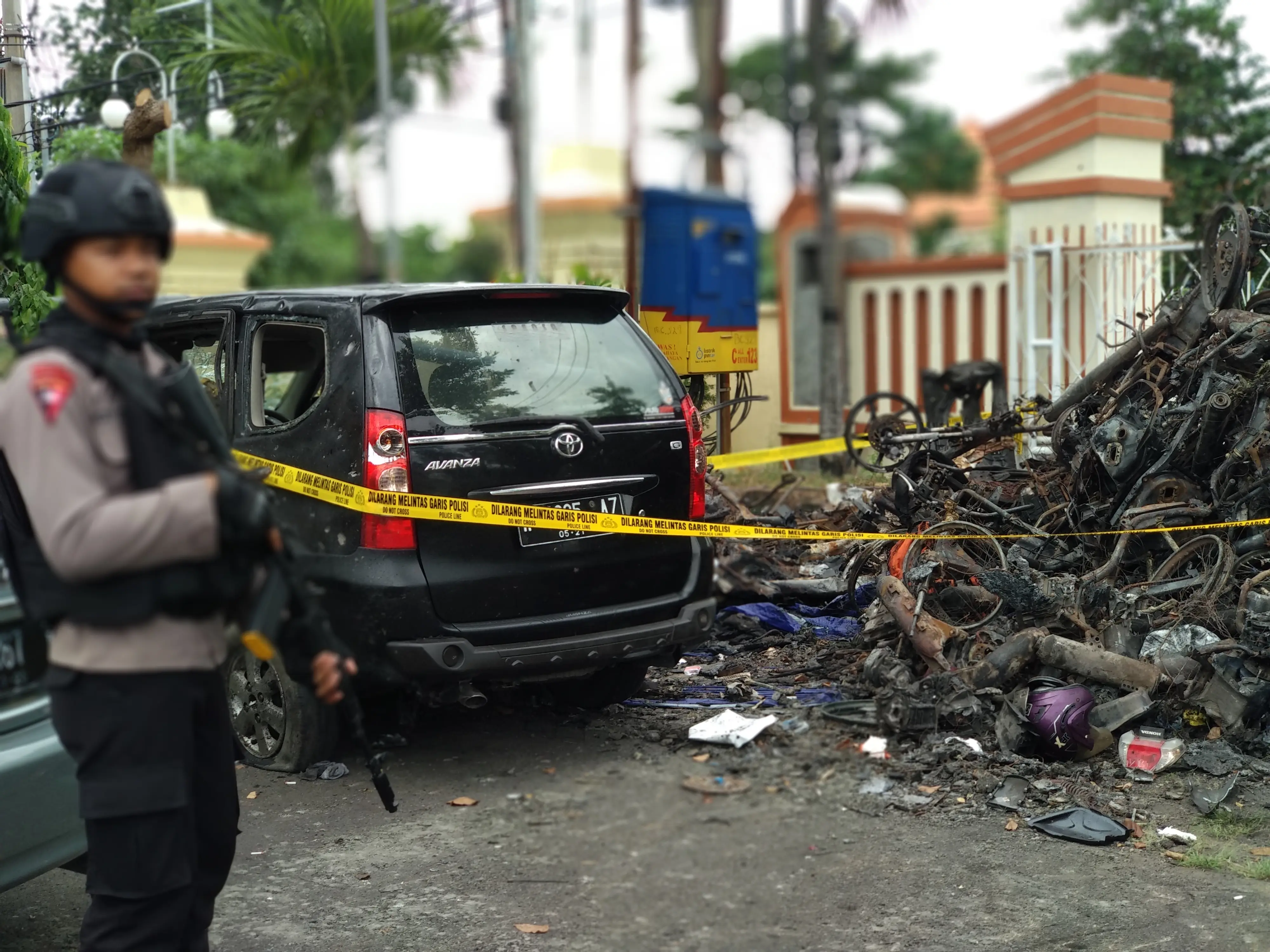 Tumpukan kendaraan yang hancur diterjang bom Surabaya (Merdeka.com/Ahda Bayhaqi)