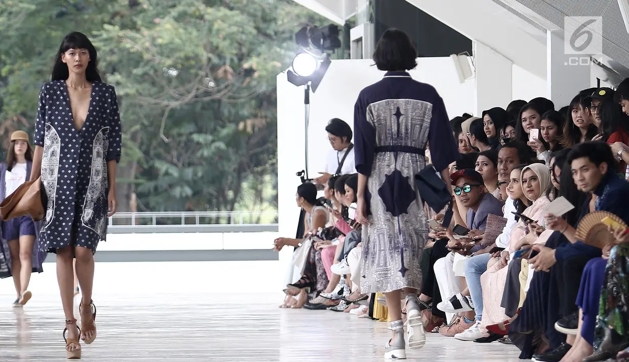 Model memeragakan busana rancangan desainer Sapto Djojokartiko di Jakarta, Kamis (20/9). Sapto memamerkan 70 busana Spring/Summer 2019 untuk merayakan 10 tahun karyanya di dunia fesyen. (Liputan6.com/Herman Zakharia)