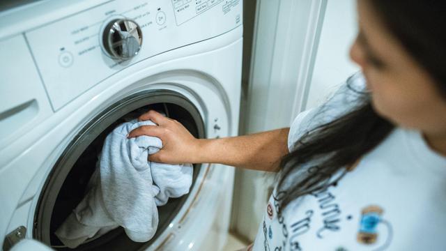 Solusi Atasi Baju Hitam Kusam dengan Tambahan Bahan Dapur