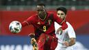 Pemain Belgia, Dodi Lukebakio mengontrol bola dibayangi pemain Swiss, Eray Comert, dalam pertandingan uji coba Internasional di Stadion King Power, Belgia, Kamis (12/11/2020) dini hari WIB. Belgia mengalahkan Swiss 2-1. (AP Photo/Francisco Seco).