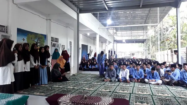 Aktifitas santri di Pesantren El Fira, Kedung Wuluh, Purwokerto Barat tak terpangaruh oleh insiden serangan Mako Brimob. (Foto: Liputan6.com/Muhamad Ridlo)