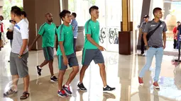 Pemain Timnas Indonesia berjalan usai melakukan latihan ringan di Hotel Aston Lake Sentul, Bogor, Rabu (14/12). Indonesia akan menjamu Thailand di laga pertama final Piala AFF 2016 di Stadion Pakansari, Bogor. (Liputan6.com/Helmi Fithriansyah)