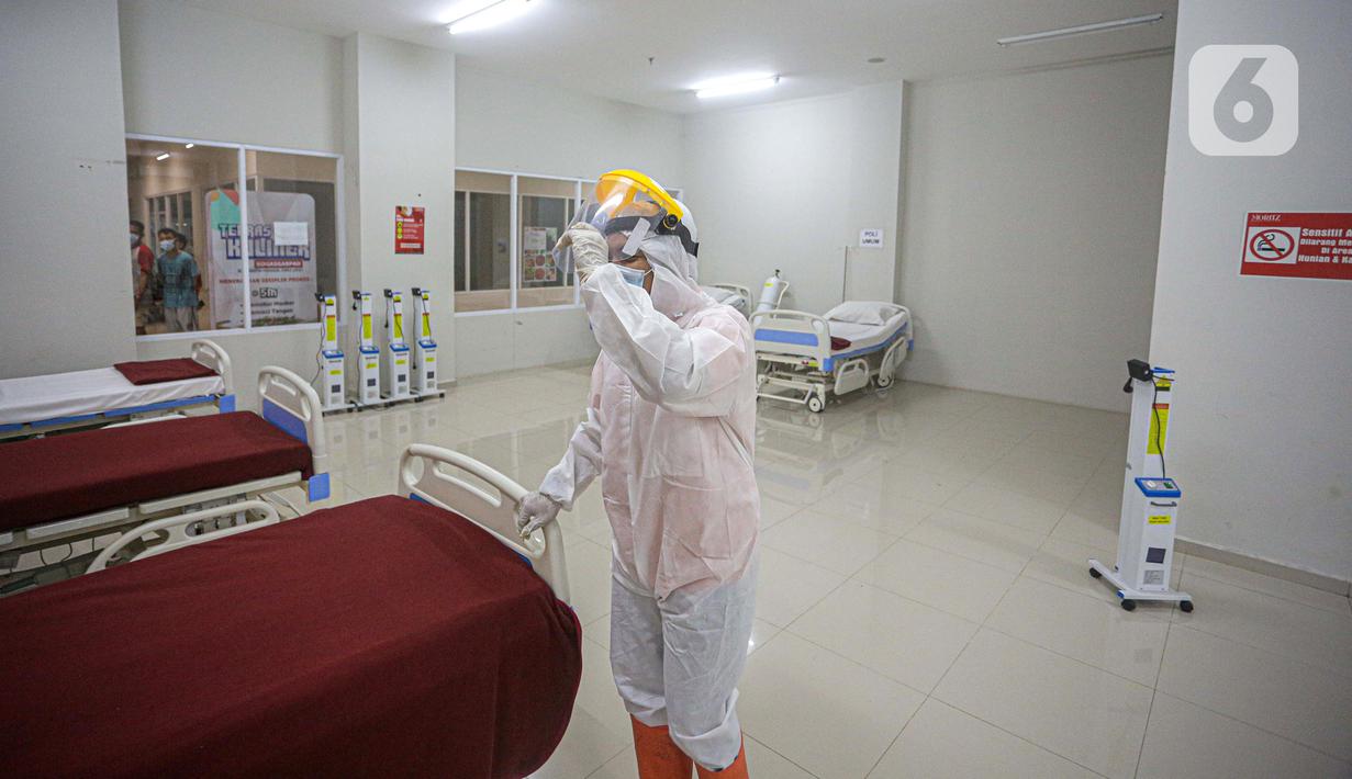 Petugas mengenakan hazmat saat menyiapkan tempat tidur di Tower 8 Wisma Atlet Pademangan, Jakarta, Selasa (15/6/2021). Koordinator Lapangan RSDC Wisma Atlet Letkol Marinir M. Arifin mengatakan soal alternatif Tower 8 Wisma Atlet Pademangan untuk pasien OTG COVID-19. (Liputan6.com/Faizal Fanani)