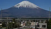 Pemandangan puncak Gunung Fuji, salah satu ikon Jepang yang terkenal dengan puncaknya yang tertutup salju, akhirnya kembali bisa dinikmati. (Richard A. Brooks/AFP)