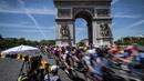 Rombongan pebalap bersaing saat etape pertama Tour de France Wanita 2022 yang menempuh jarak sepanjang 81,6 km dari Tour Eiffel hingga Champs-Elysees, Paris pada 24 Juli 2022. (AFP/Jeff Pachoud)
