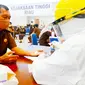 Seorang jaksa di Kejati Riau diambil darahnya saat menjalani rapid test Virus Corona atau Covid-19. (Liputan6.com/M Syukur)