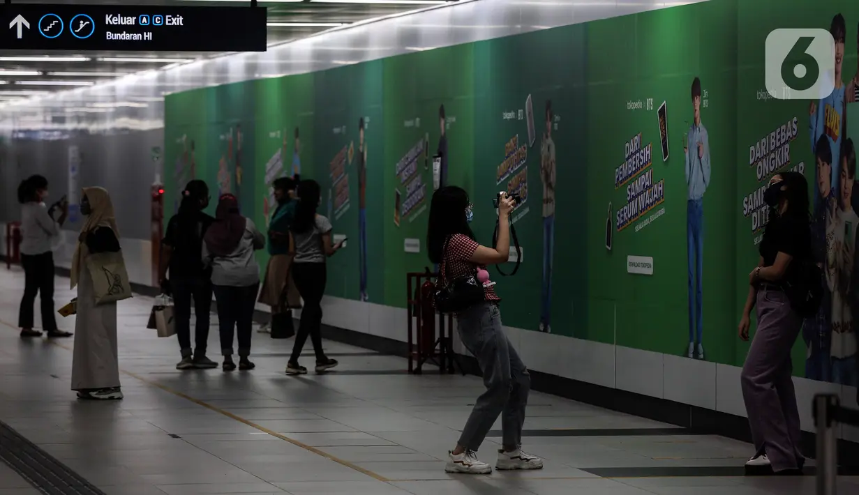 Warga beraktivitas di Stasiun Moda Raya Terpadu (MRT), kawasan Jakarta, Senin (15/2/2021). Selama Pemberlakuan Pembatasan Kegiatan Masyarakat (PPKM) Berbasis Mikro mulai 11 Februari 2021 jadwal operasional MRT mengalami penyesuaian. (Liputan6.com/Johan Tallo)
