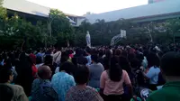 Umat Katolik di Makassar menghadiri perayaan Ekaristi. (Liputan6.com/Eka Hakim)