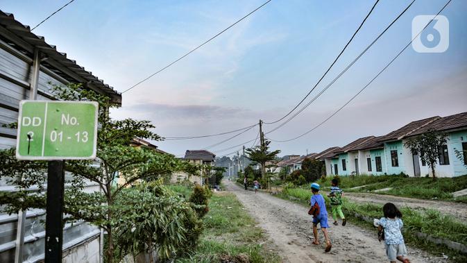 Anak-anak saat bermain di perumahan subsidi Green Citayam City, Ragajaya, Bojong Gede, Kabupaten Bogor, Jawa Barat, Sabtu (13/2/2021). PT BTN Tbk optimis realisasi Kredit Pemilikan Rumah atau KPR mencapai 200-250 ribu unit pada 2021. (merdeka.com/Iqbal S Nugroho)