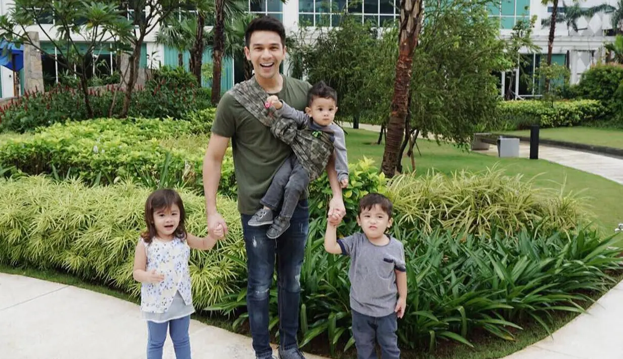Lihat saja betapa lucunya saat pria yang akrab disapa Ijonk ini sedang mengasuh anaknya. Pria berwajah tampan ini tak malu untuk mengenakan selendang saat menggendong anaknya. (Foto: instagram.com/ijonkfrizzy)