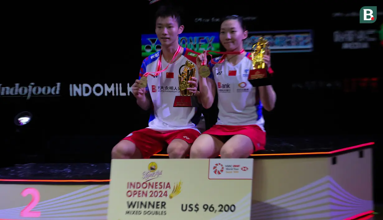 <p>Ganda campuran China, Jiang Zhen Bang/Wei Ya Xin berpose dengan medali dan trofi juara setelah mengalahkan sesama wakil China, Zheng Si Wei/Huang Ya Qiong dengan dua game langsung 21-11, 21-14 pada laga final turnamen bulu tangkis Indonesia Open 2024 di Istora Senayan, Jakarta, Minggu (9/6/2024). (Bola.com/Syahkist Afi Daib)</p>