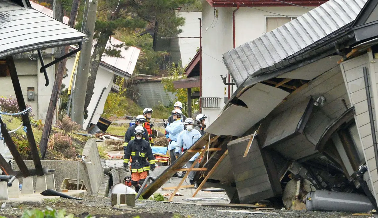 Beberapa saat setelah gempa melanda, sekitar 300 petugas berupaya mencari korban lain yang mungkin tertimbun puing bangunan, Jepang, Sabtu (22/11/2014). (REUTERS/Kyodo)