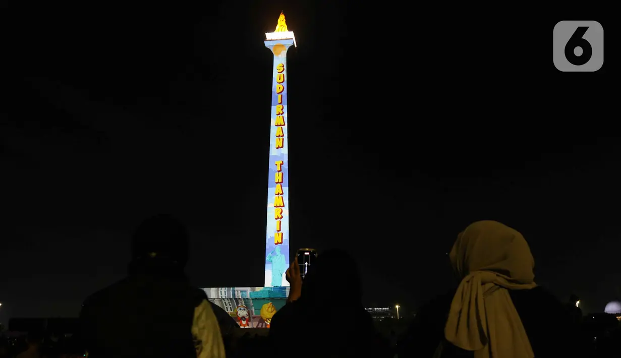Pagelaran video mapping di Monas hadir untuk memeriahkan libur Natal dan tahun baru. (Liputan6.com/Herman Zakharia)