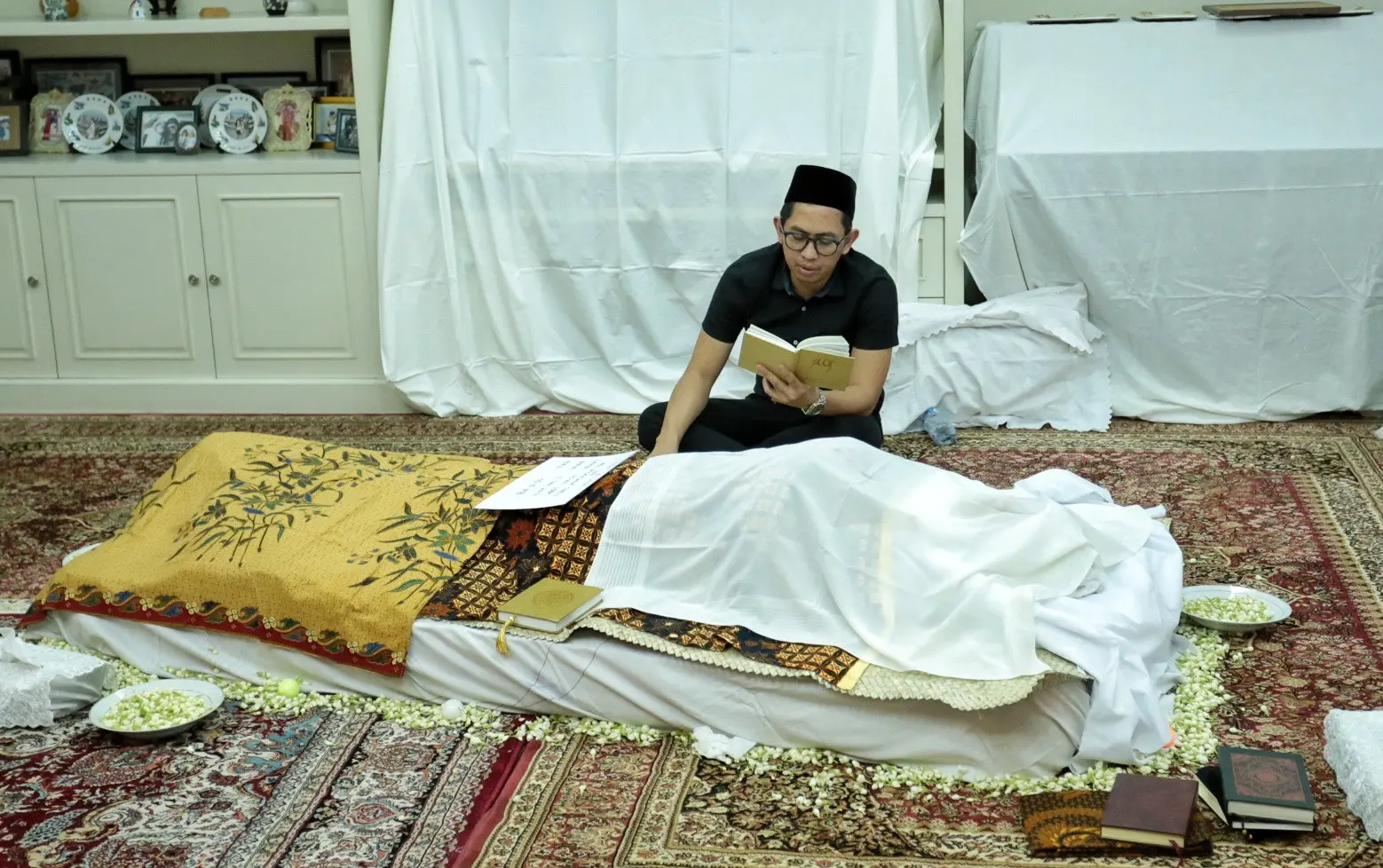 Suasana Rumah Duka Alm. Fery Wijaya (Suami Ririn Ekawati) (Adrian Putra/bintang.com)