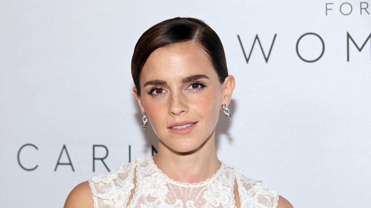 Gaya Emma Watson Pakai Gaun Putih Tipis dengan Detail Renda Bunga