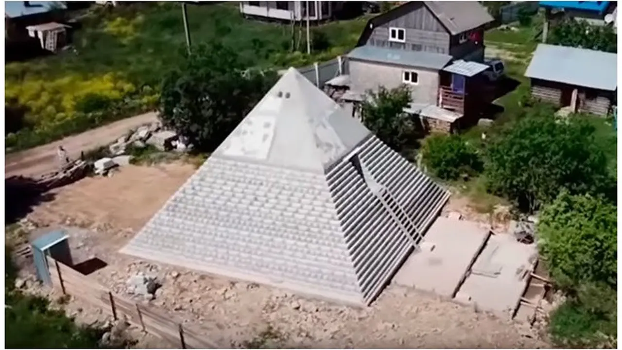 Bangun Piramida di Halaman Rumah, Pasangan Ini Klaim Bisa Terhindar dari Corona
