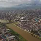 Tampak dari udara, Sungai Palu dengan tanggul pengaman yang melintasi tepat di tengah Kota Palu yang jadi habitat buaya, Jumat (21/2/2020). (Foto: Liputan6.com/Heri Susanto)