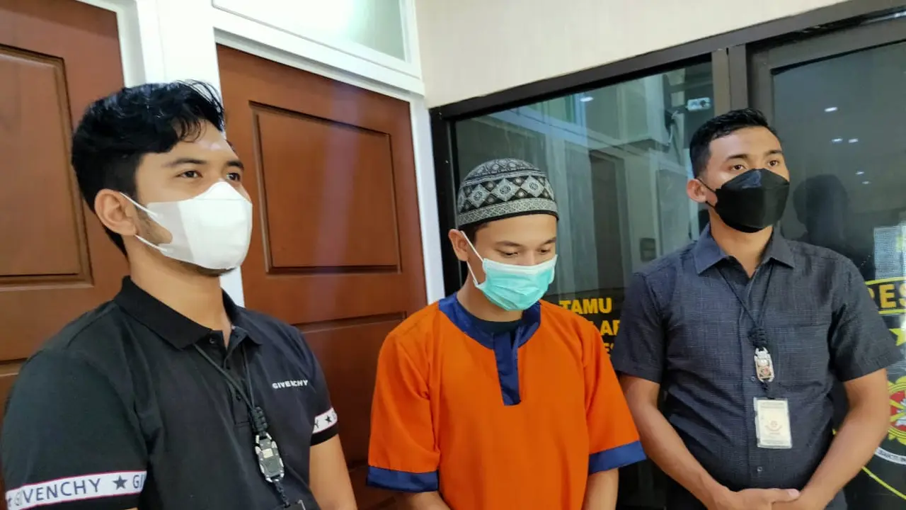 Krishna Adji Bimantoro (21) ditangkap polisi karena mengoplos elpiji. (Dian Kurniawan/Liputan6.com).