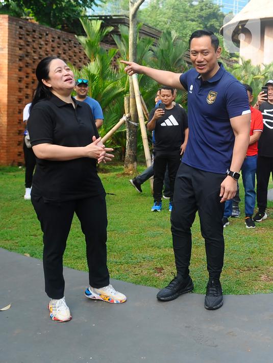 Sedangkan Puan, berjalan kaki dari kediamannya di Jalan Denpasar, Jakarta Selatan. (merdeka.com/ Arie Basuki)