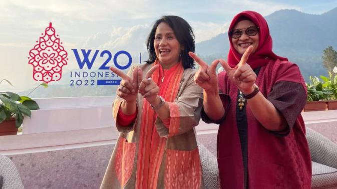 <p>Chair W20 Indonesia, Hadriani Uli Silalahi (kiri) dan Co-Chair W20 Indonesia Dian Siswarini usai konferensi pers pembukaan KTT W20 di Parapat, Simalungun, Sumatera Utara, Senin (18/7/2020). (Liputan6.com/ Agustin Setyo Wardani)</p>