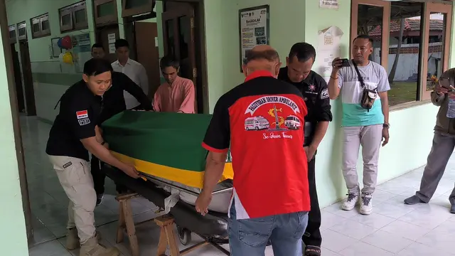 Jenasah pesilat korban pelatih dibawa dari rumah sakit. (Istimewa)