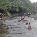 Ciliwung Surut, Warga Depok Jadikan Wahana Permainan Air