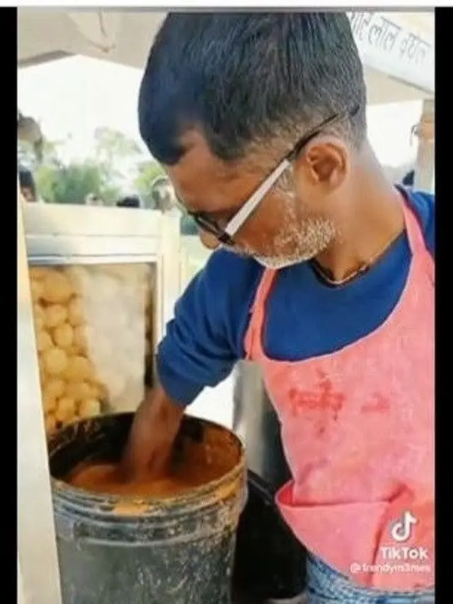 6 Cara Masak Penjual India Ini Bikin Tak Selera, Jauh Dari Kata Higienis