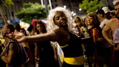 Seorang wanita menari saat merayakan karnaval "Maria vem com as outras" di Rio de Janeiro, Brasil (3/2). Karnaval ini digelar agar mendorong wanita di Brasil melaporkan pelecehan jika terjadi pada mereka. (AP Photo / Silvia Izquierdo)