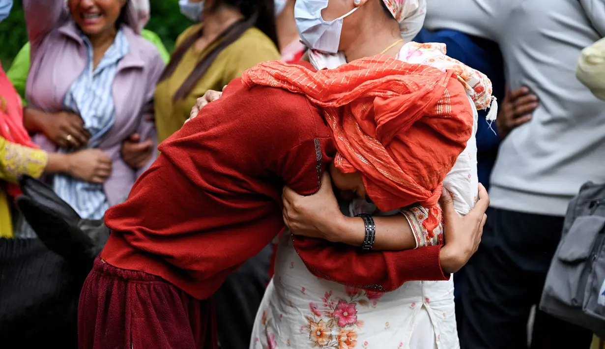 Warga meratapi kerabat mereka yang hilang pascabanjir bandang, di luar kamar jenazah di distrik Chitwan, Nepal, Senin, 31 Agustus 2026. (AFP/ Prakash Mathema)