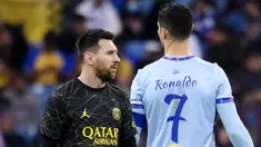 Pemain Paris Saint-Germain (PSG), Lionel Messi bersama pemain Riyadh All-Star, Cristiano Ronaldo, pada laga persahabatan di Stadion Raja Fahd pada Jumat (20/1/2023). CR7 dan La Pulga kembali duel di lapangan hijau. Kali ini keduanya dipertemukan dalam laga PSG vs Riyadh All Star di Stadion Raja Fahd pada Jumat (20/1/2023). (AFP/Franck Fife)