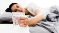 Minum air mineral saat bangun tidur. (Foto: Freepik)