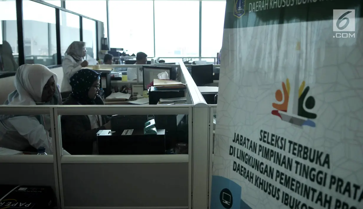Pegawai Pemprov DKI Jakarta melakukan aktivitas kerja di Balai Kota, Jakarta, Rabu (2/1). Berdasarkan data absensi, dari total 65.332 pegawai PNS se-DKI, hanya 28.526 yang hadir pada hari pertama kerja di tahun 2019. (Merdeka.com/Iqbal S. Nugroho)