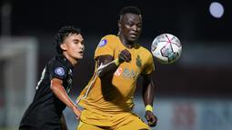 Pemain Bhayangkara FC, Ezechiel Ndouassel (kanan) berusaha melewati pemain Persib Bandung dalam laga pekan ke-7 BRI Liga 1 2021/2022 di Stadion Moch Soebroto, Magelang, Sabtu (16/10/2021). (Bola.com/Bagaskara Lazuardi)