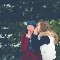 Kebiasaan menggosip bisa tunjukkan kepribadian asli seseorang/copyright: unsplash/ben white