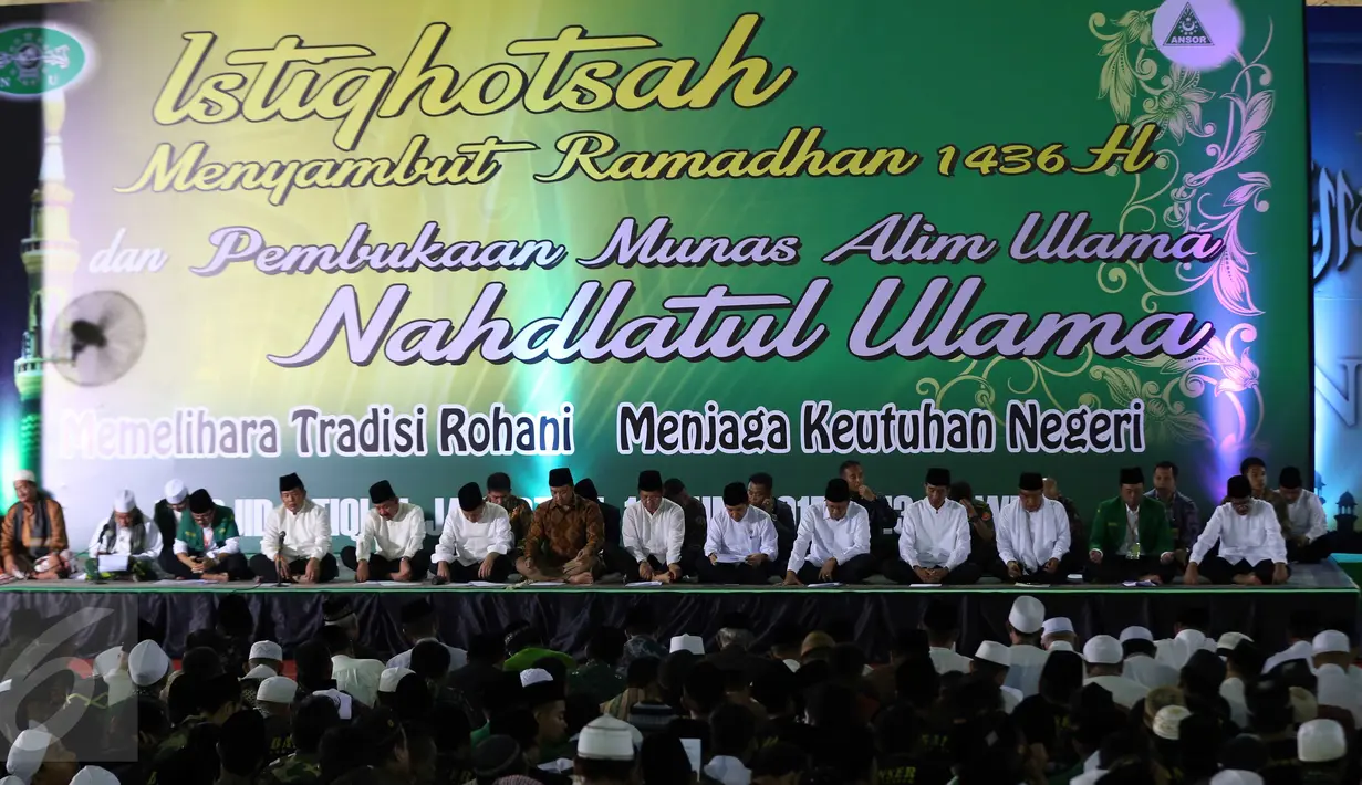 Presiden Jokowi (keempat kanan) bersama pimpinan NU dan sejumlah Menteri dan Kepala Lembaga Negara mengikuti Istighosah Nahdlatul Ulama (NU) di Masjid Istiqlal, Jakarta, Minggu (14/6/2015). (Liputan6.com/Helmi Afandi)